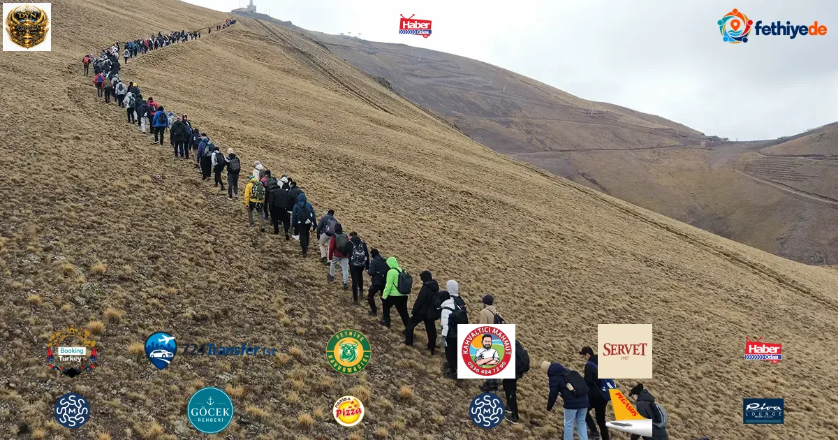 277 kişi 3 bin 200 metrede! Zirvede büyük gurur