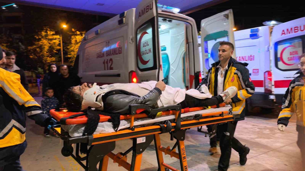 Bursa İnegöl'de otomobille çarpışan motosikletteki 2 kardeş yaralandı