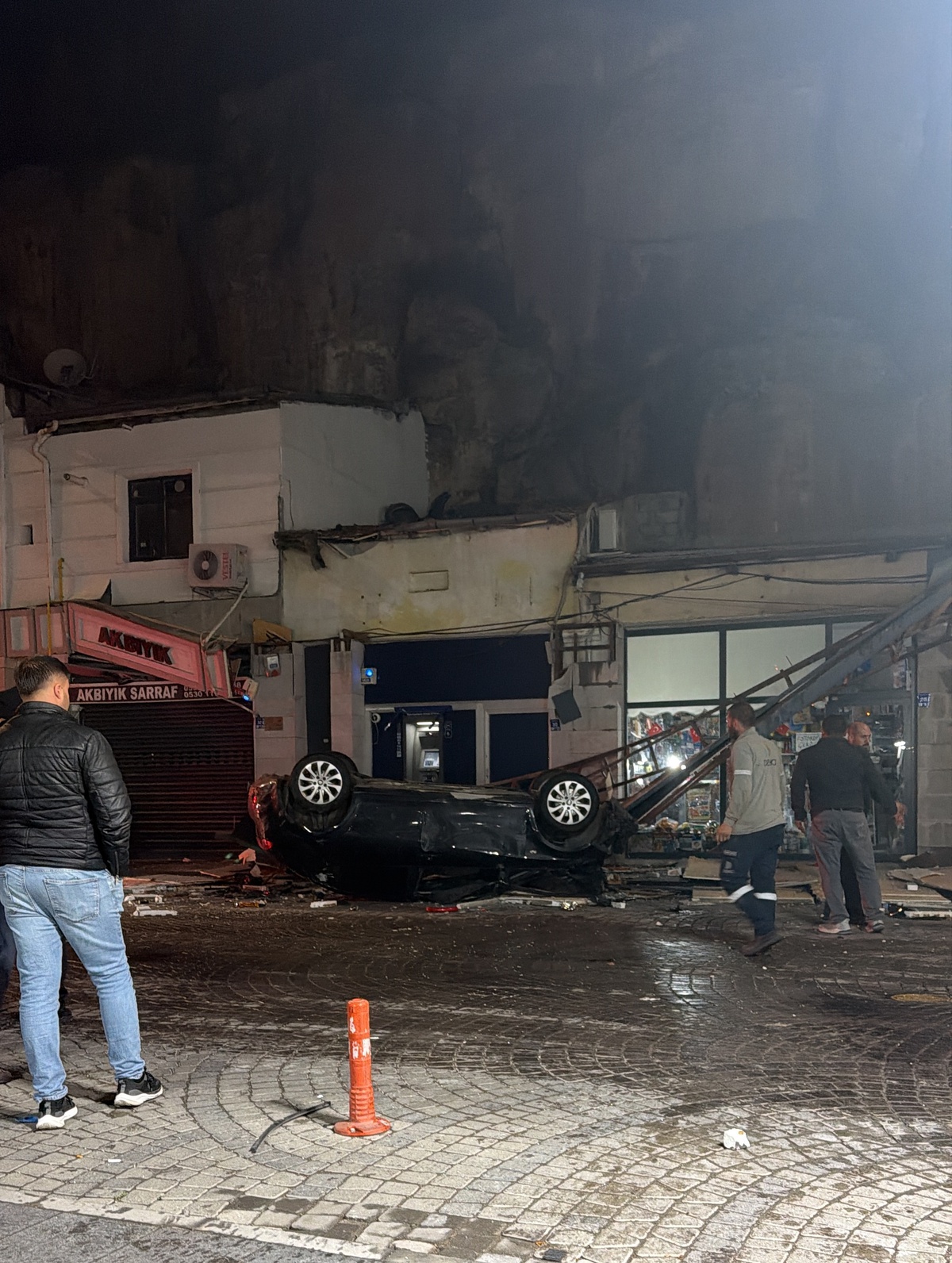 Kayseri'de otomobil 50 metrelik kayalıklardan iş yerlerine düşüp sürücüyü yaraladı