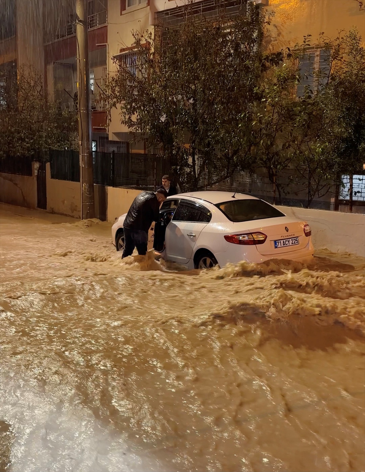 Mersin'de sağanak nedeniyle Akdeniz'de ev ve iş yerlerinin girişlerini su bastı
