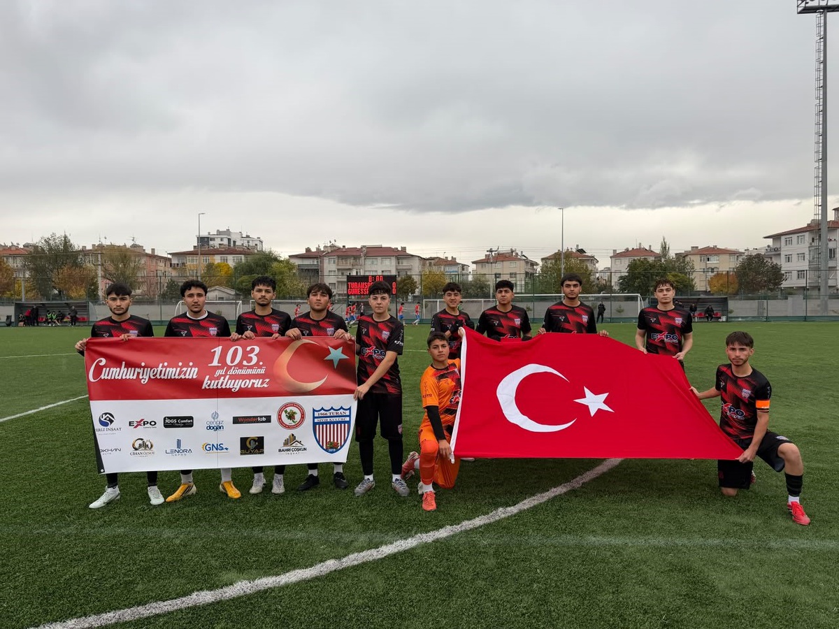 1966 Turanspor, Cumhuriyet'in 103. yıl dönümünde bayrak ve pankartla sahaya çıktı