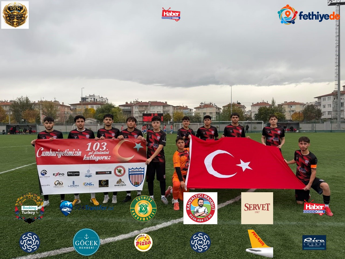 1966 Turanspor, Cumhuriyet'in 103. yıl dönümünde bayrak ve pankartla sahaya çıktı