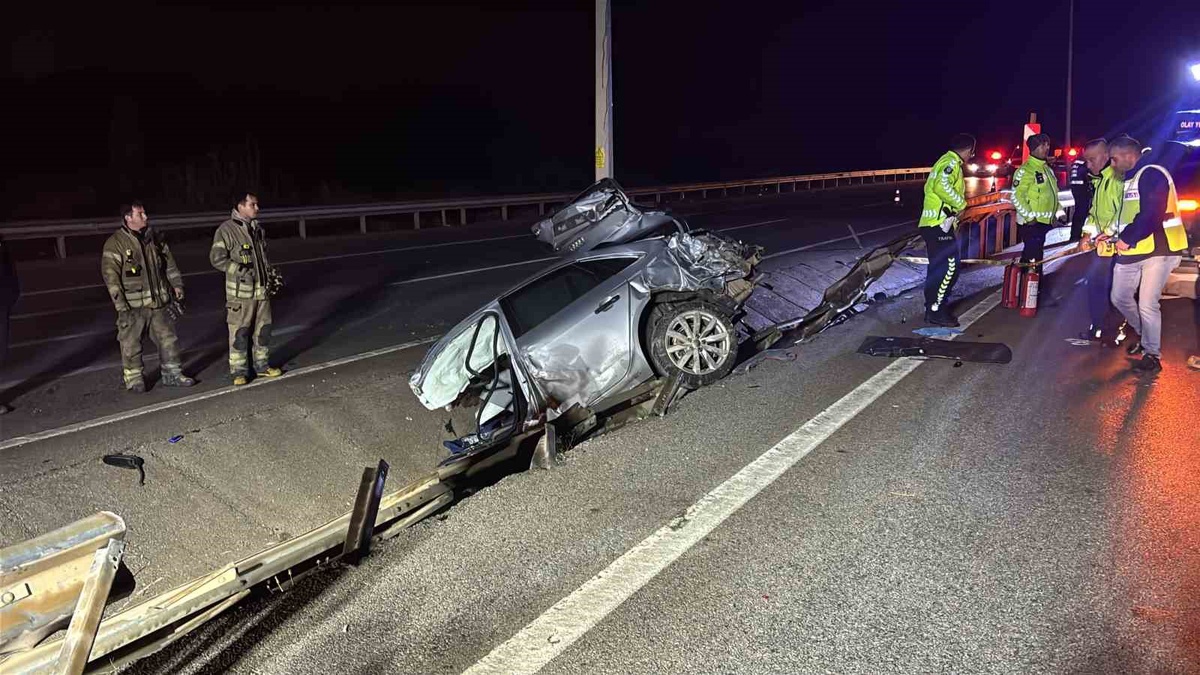 Çanakkale'de otomobil ikiye ayrıldı, araçtaki iki kişi hayatını kaybetti