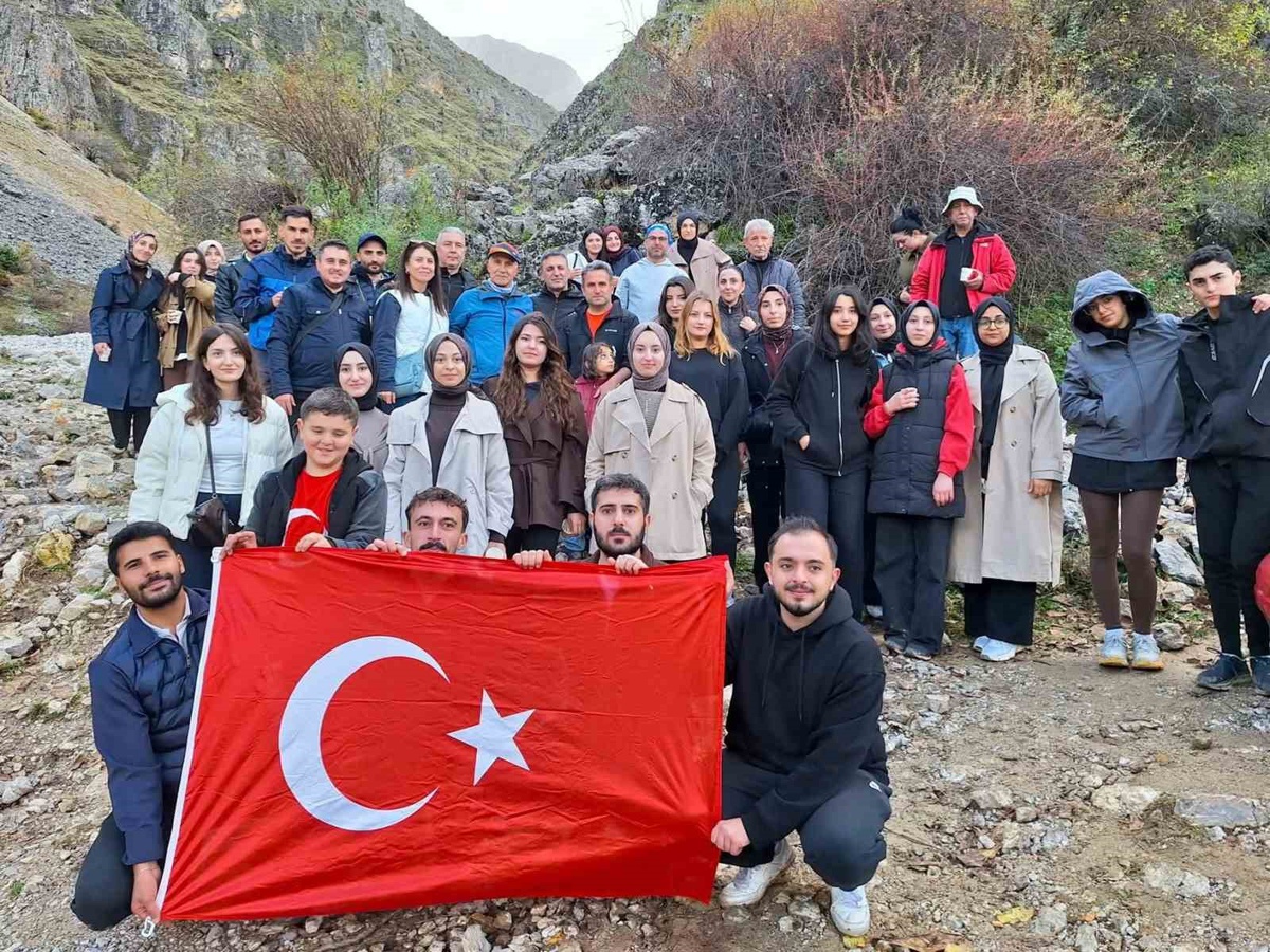 Erzincan'da Cumhuriyet tırmanışında 2 kilometrelik parkur yürüyüşü yapıldı