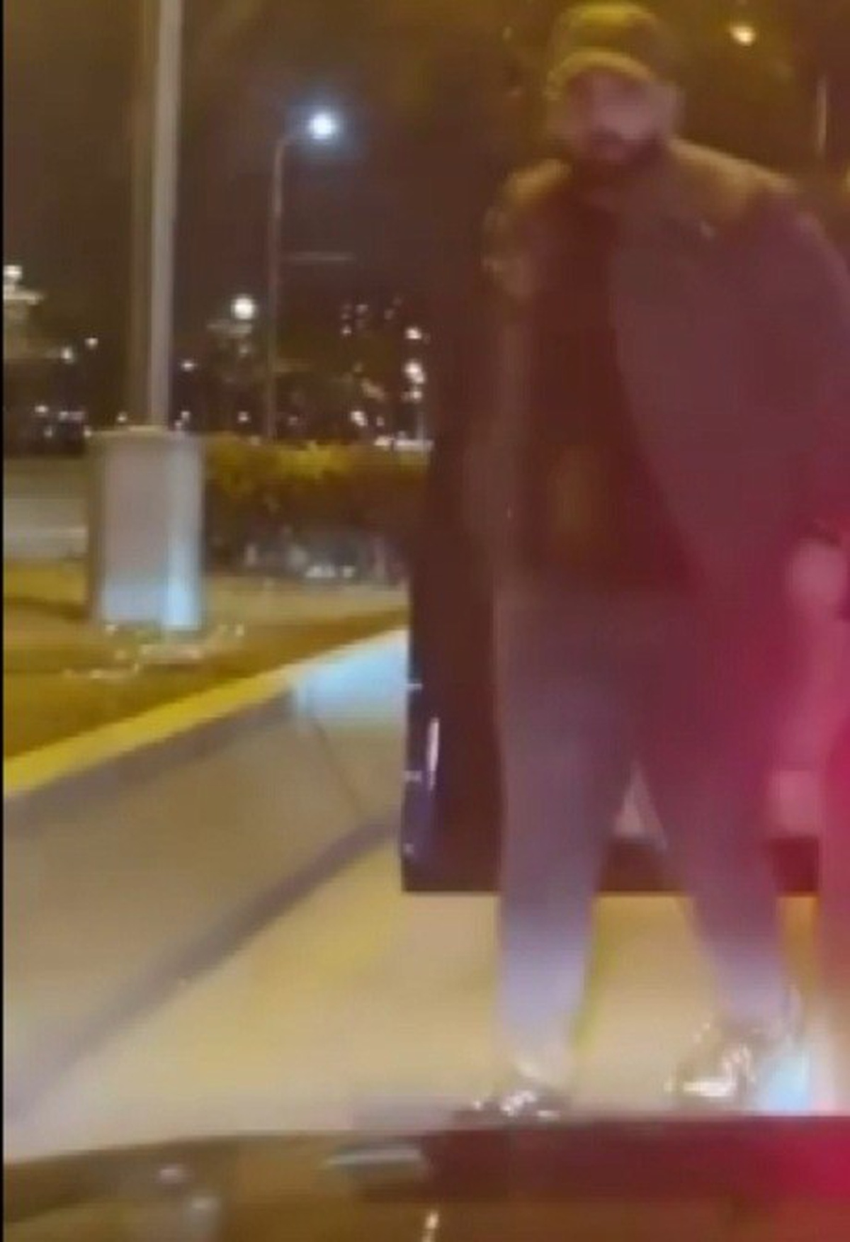 İzmir Konak'ta aracın önü kesilerek 9 aylık bebeğiyle yolda olan sürücü tehdit edildi