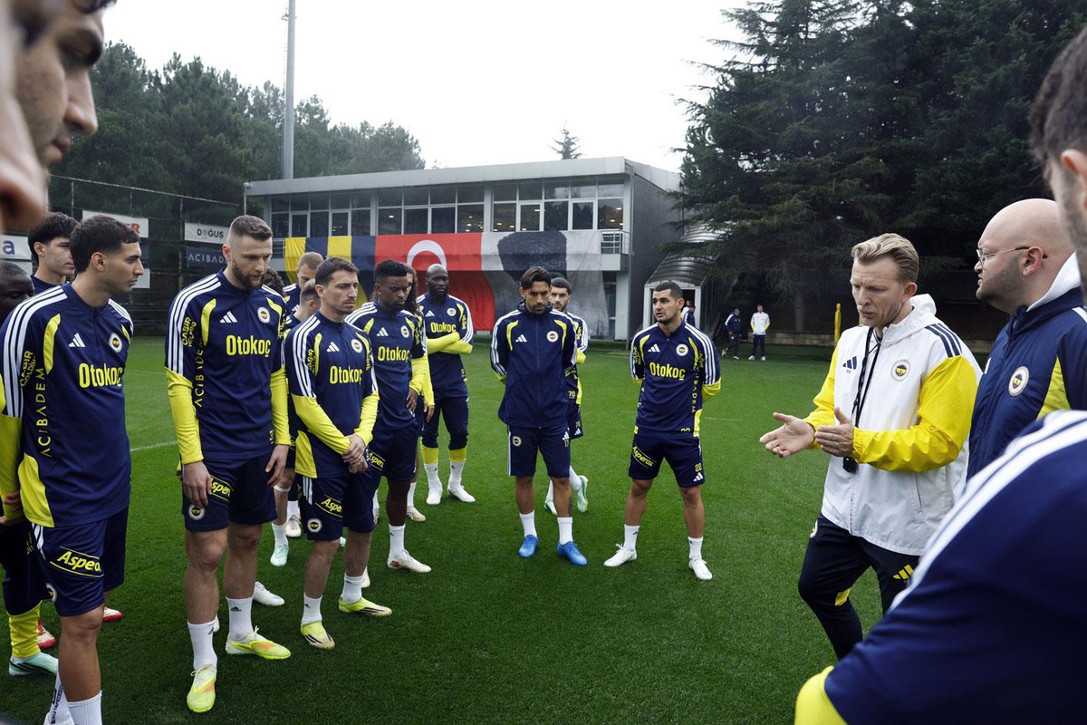 Fenerbahçe'de Dirk Kuyt dönemi başladı! Göztepe öncesi acil toplantı