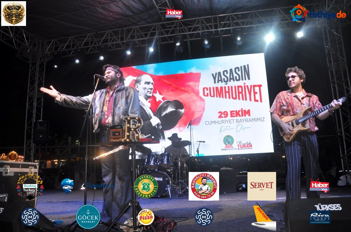 Ödemiş'te 29 Ekim Cumhuriyet Bayramı fener alayı ve konserle kutlandı