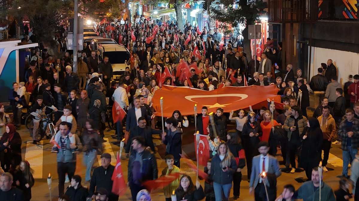 Kırıkkale Belediyesi Cumhuriyet'in 103. yıl dönümünde fener alayı ve konser düzenledi