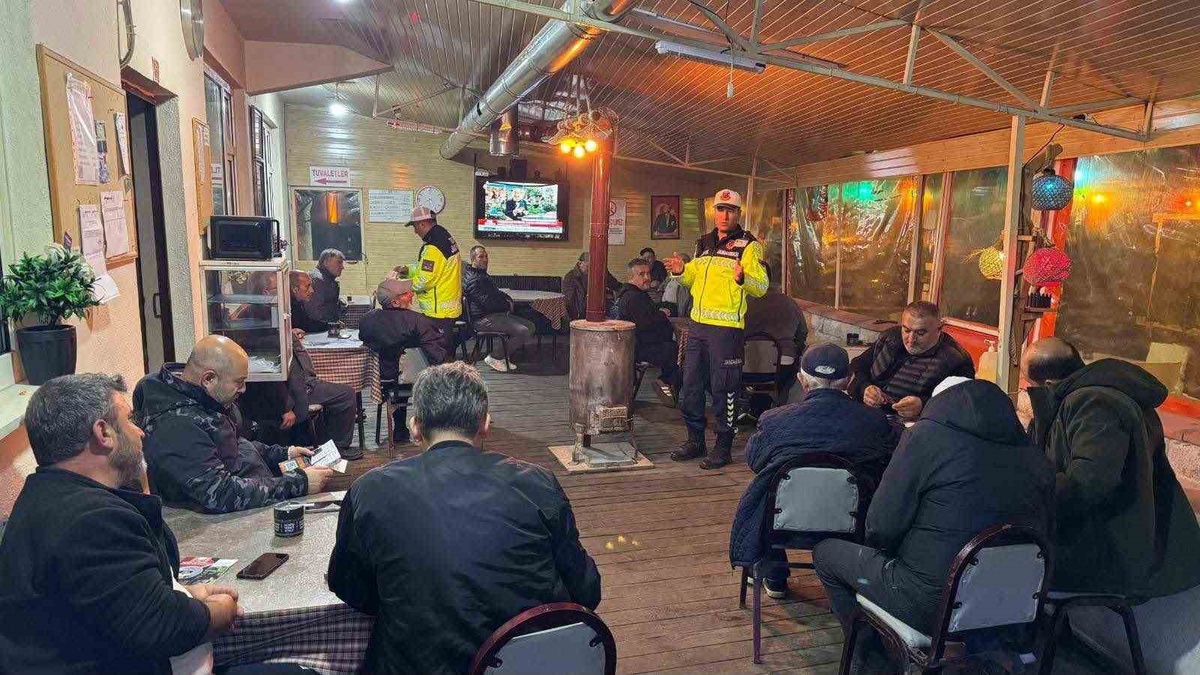 Bilecik Pazaryeri'nde 25 traktör sürücüsüne trafik eğitimi verildi