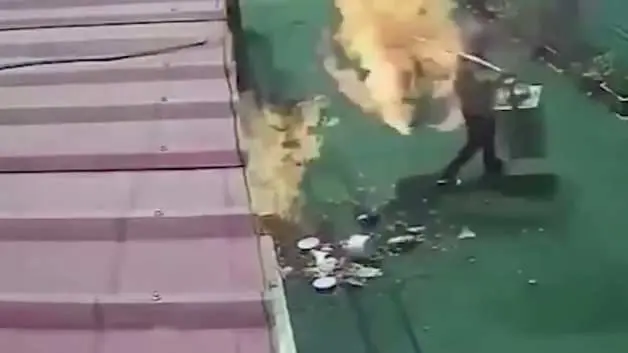 Endonezya'da sokak satıcısı az kalsın hayatını kaybediyordu