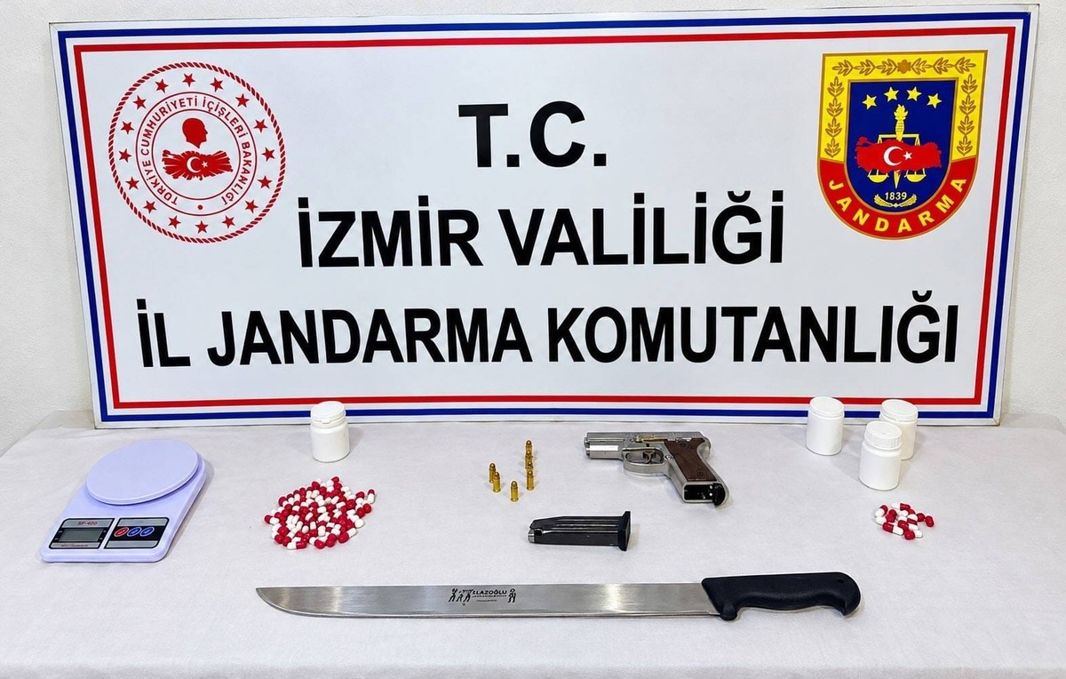 İzmir Torbalı'da düzenlenen operasyonda 77 uyuşturucu hap ve tabanca ele geçirildi
