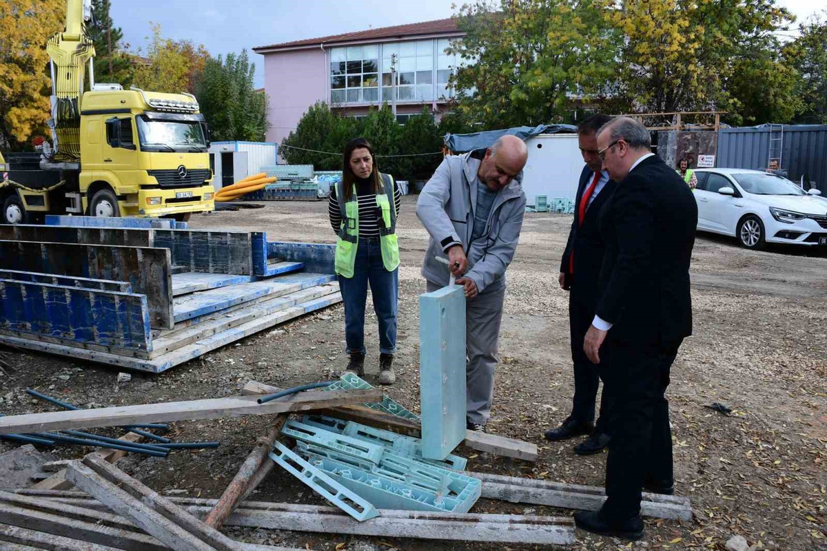 Eskişehir İl Milli Eğitim Müdürü Aydın, yapımı süren iki okulun inşaatını inceledi