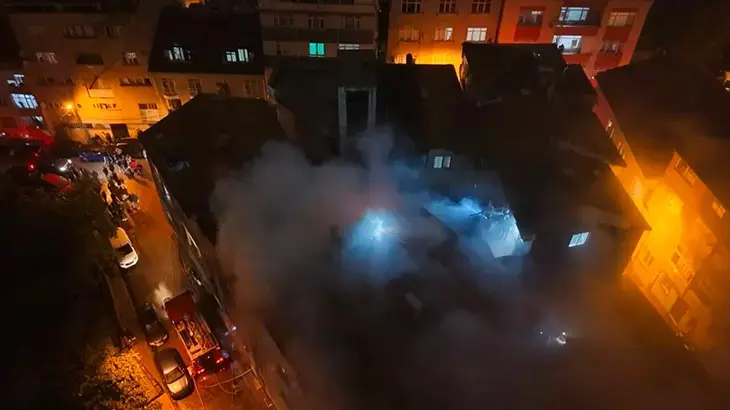 Kağıthane’de korku dolu anlar! 5 katlı binanın çatısı alev alev yandı