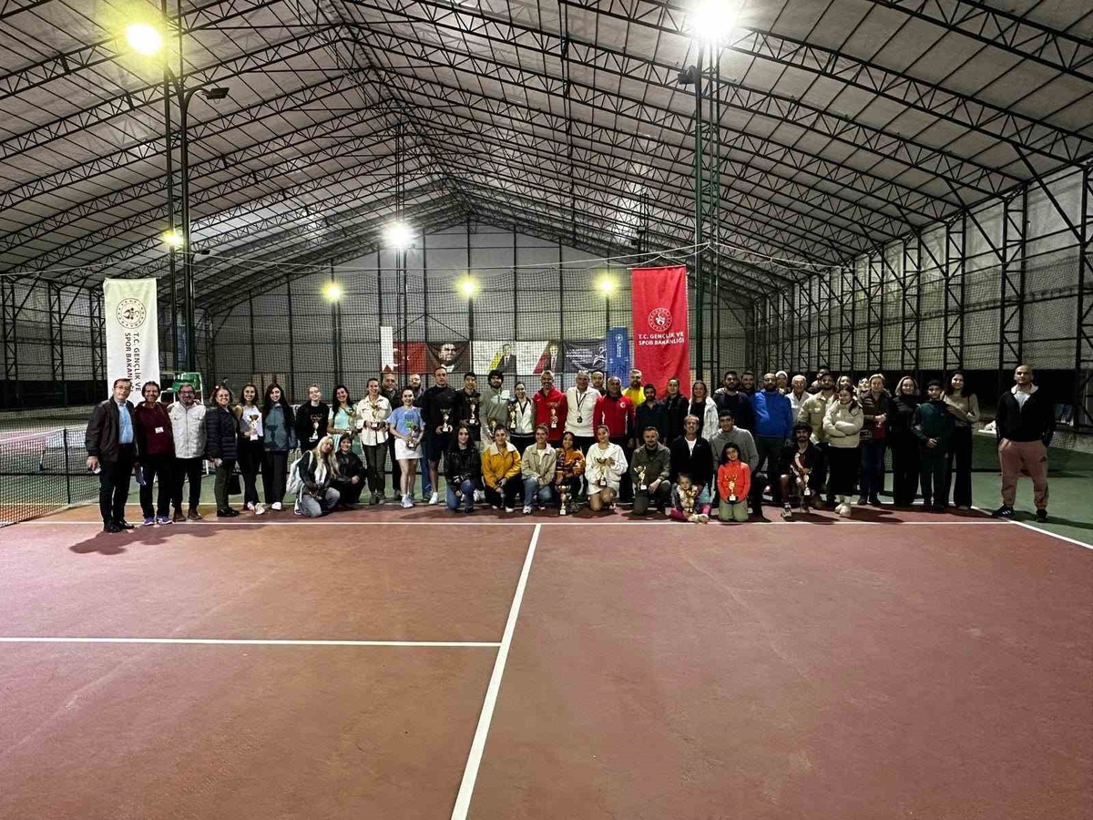 Aydın'da ADÜ ve Gençlik ve Spor İl Müdürlüğünün 29 Ekim tenis müsabakaları tamamlandı