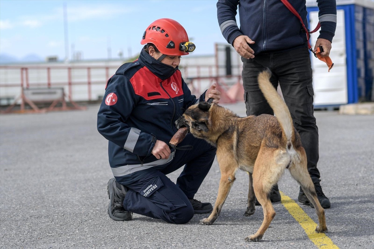 İzmir depreminde 12 yaşındaki oğlunu kaybeden anne, İzmir İtfaiyesinde göreve başladı