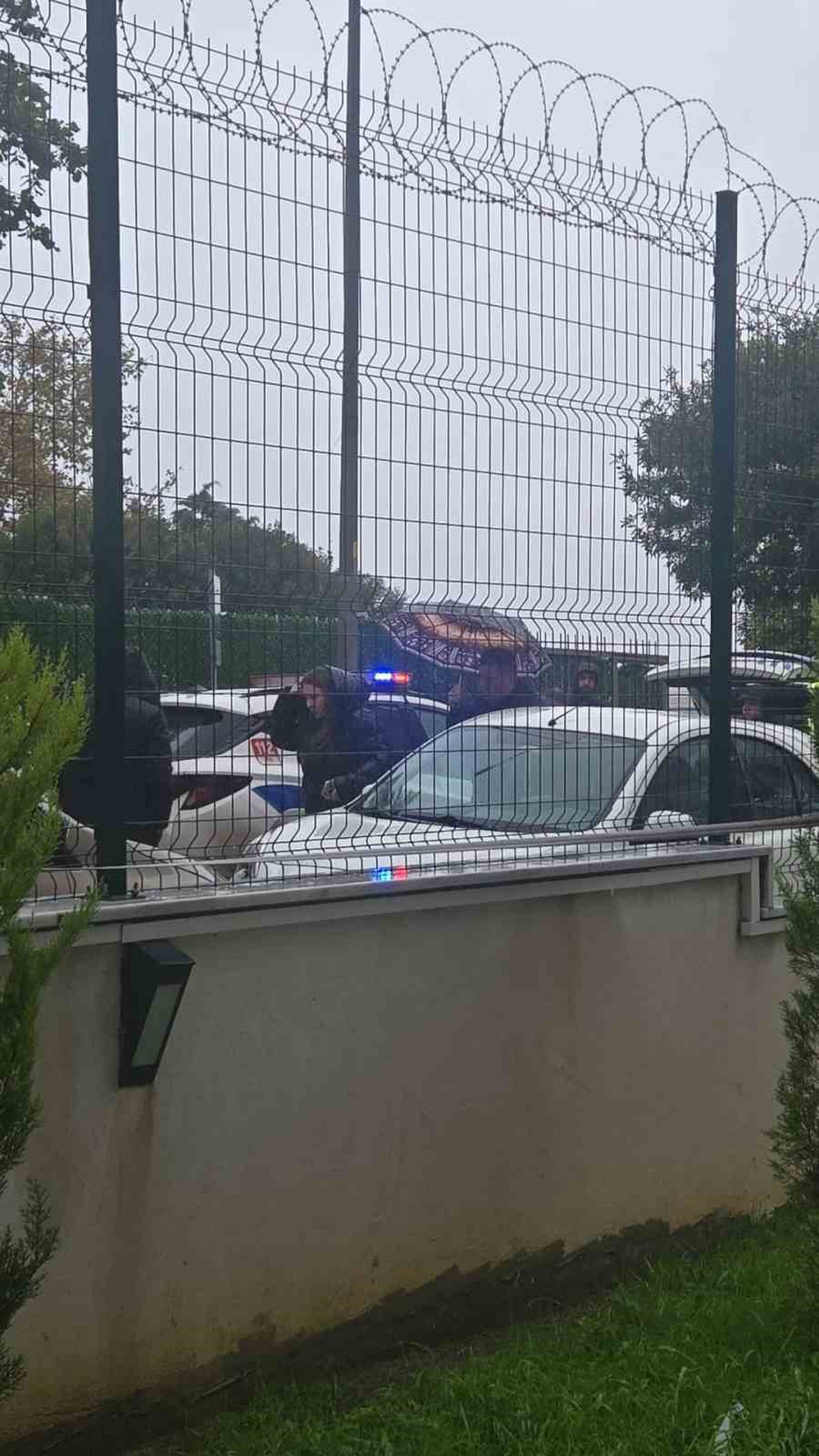 Avcılar'da okul önünde çıkan tartışmada mahalle çarşı bekçisi veliyi ayağından vurdu