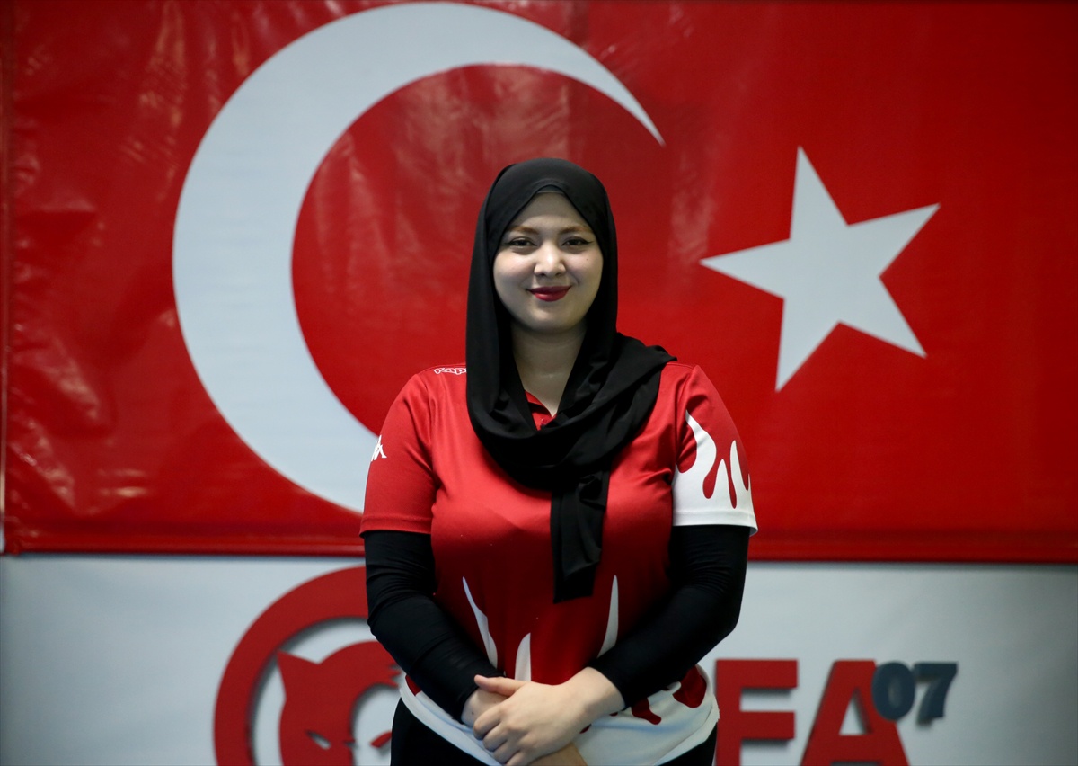 Eski milli tekvandocu Zülal Altın sakatlıklar sonrası fizyoterapist oldu.
