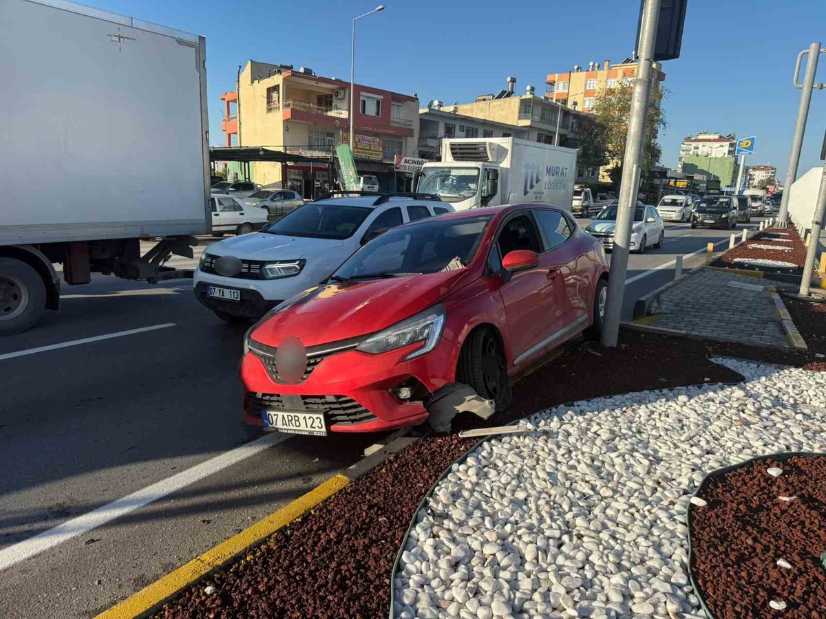 Antalya Serik'te iki otomobil kavşakta çarpıştı, 1 kişi yaralandı