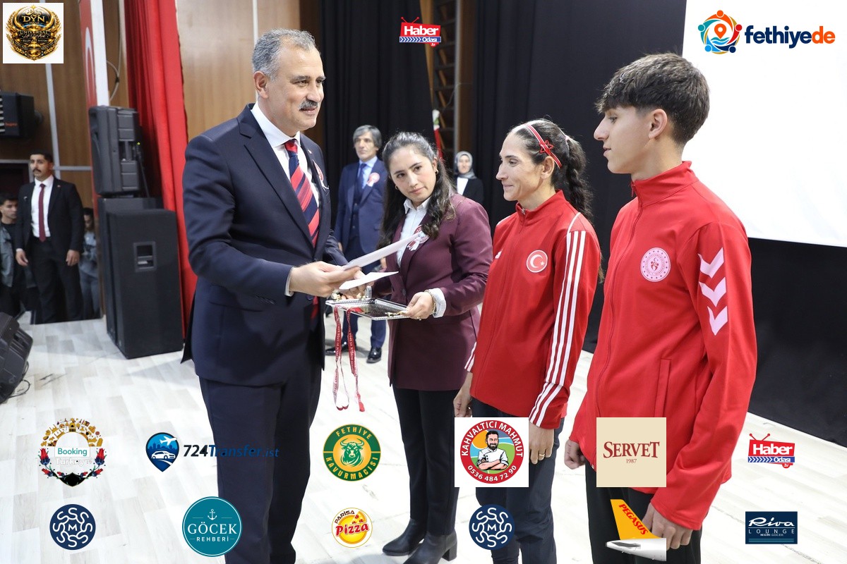 Ağrı'da Cumhuriyet Koşusu'nda sporcular 10 bin ve 5 bin metrede yarıştı