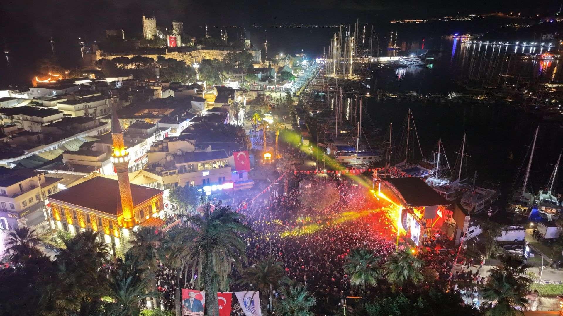 [BELEDIYE · Muğla · Bodrum] Haber: BODRUM’DA CUMHURİYET BAYRAMI’NDA YER GÖK KIRMIZI BEYAZ - Bodrum Belediyesi