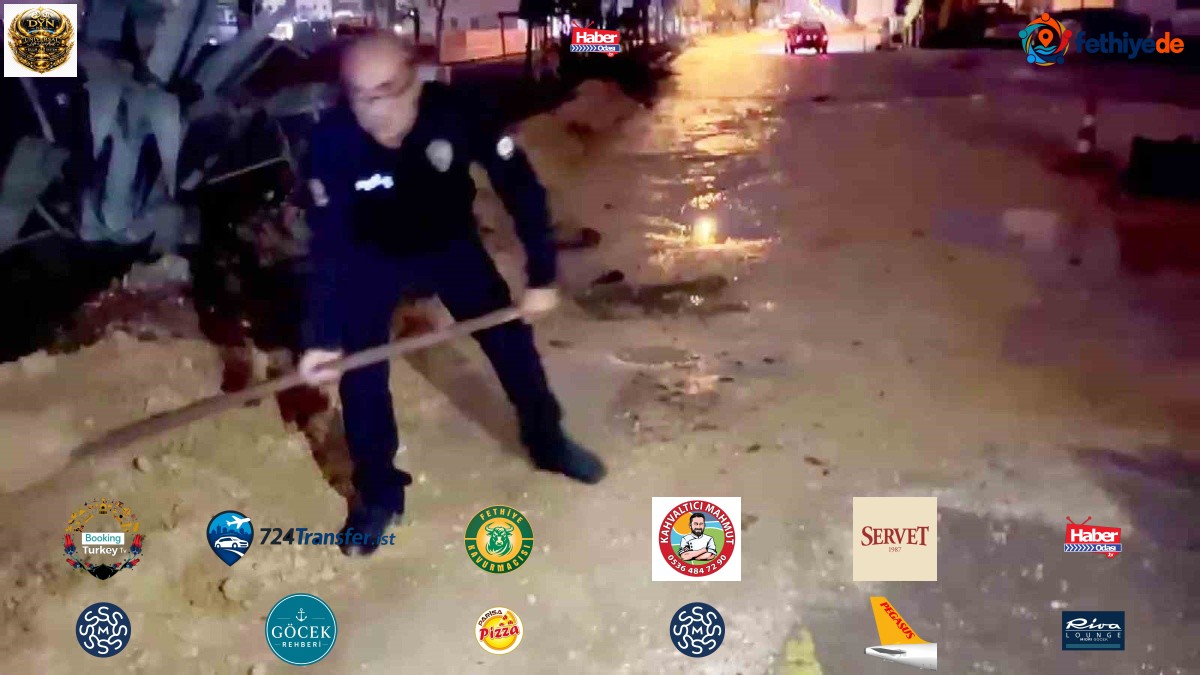 Araçlar zarar görmesin diye küreği eline alan polis memurları, suyla dolan çukurları toprakla doldurdular