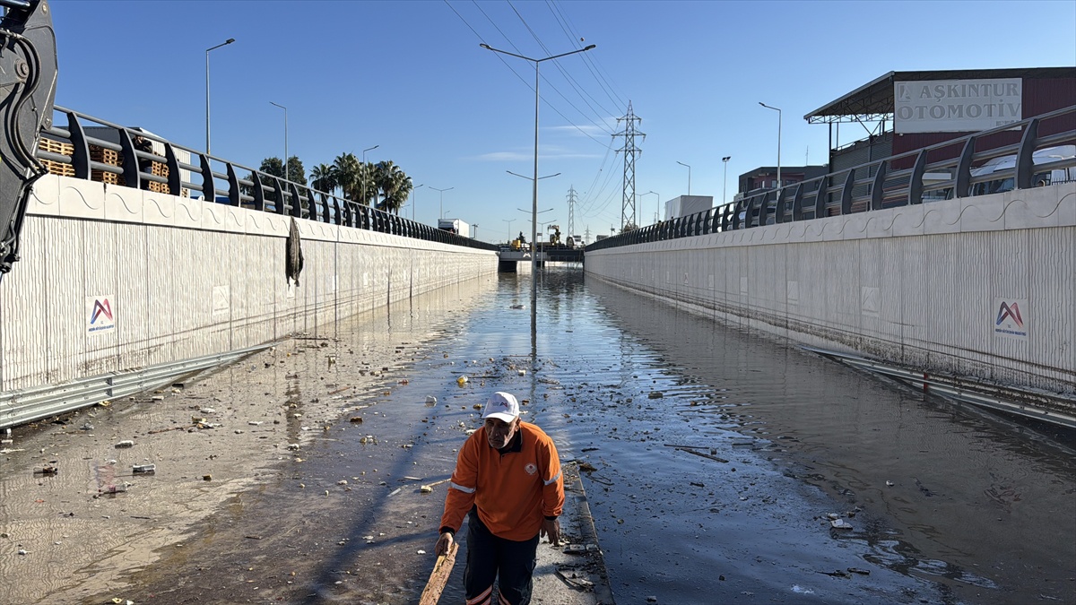 Mersin'de sağanak sonrası temizlik sürerken Akdeniz'de tahliye çalışması devam ediyor