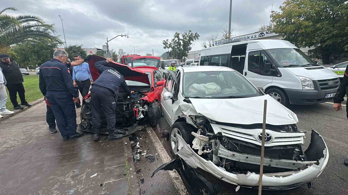 Samsun İlkadım'da iki otomobil kafa kafaya çarpıştı, 1'i ağır 2 sürücü yaralandı