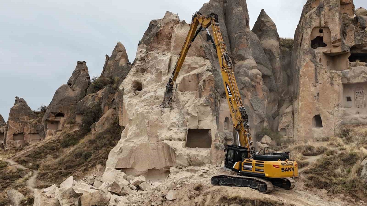 Göreme'de 3 kişinin öldüğü çökmenin ardından riskli kaya parçaları temizleniyor