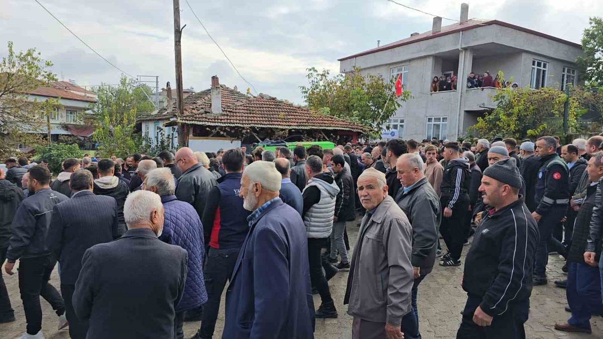 İş kazasında ölen 26 yaşındaki Emirkan Seven, Samsun Vezirköprü'de toprağa verildi