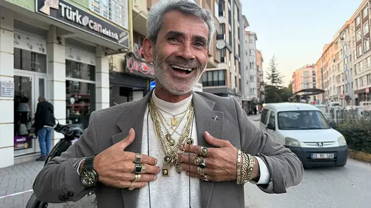 Barış Manço'dan esinlendi! 30 yıldır böyle yaşıyor, hazırlanması 45 dakika sürüyor