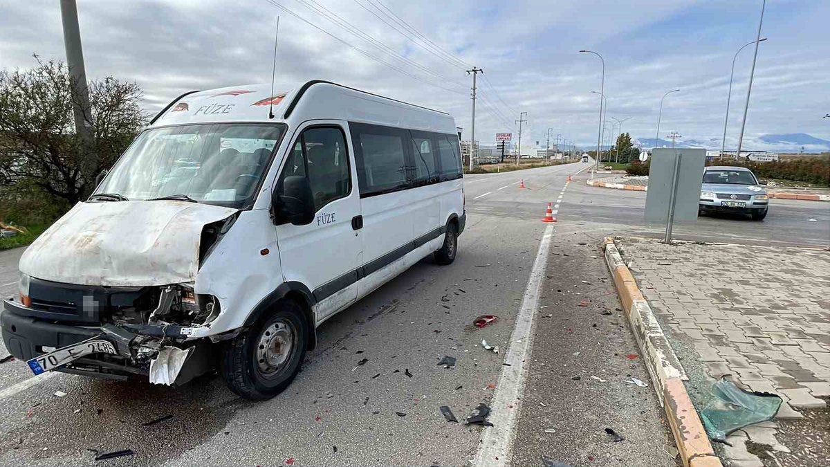 Karaman’da minibüsle otomobil çarpıştı: 1 yaralı