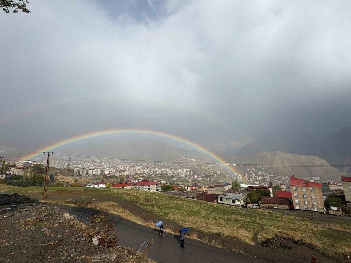 Hakkari'de yağışın ardından beliren gökkuşağı kent merkezine renk kattı