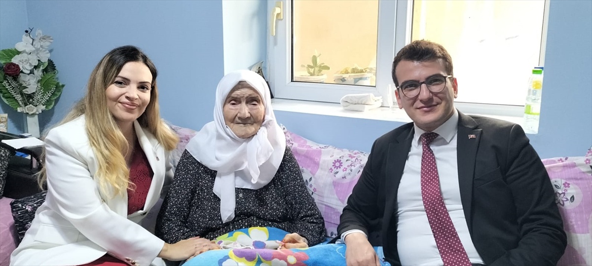 Afyonkarahisar Evciler'de ilçenin en yaşlısı Saliha Ata'nın 100. yaş günü kutlandı