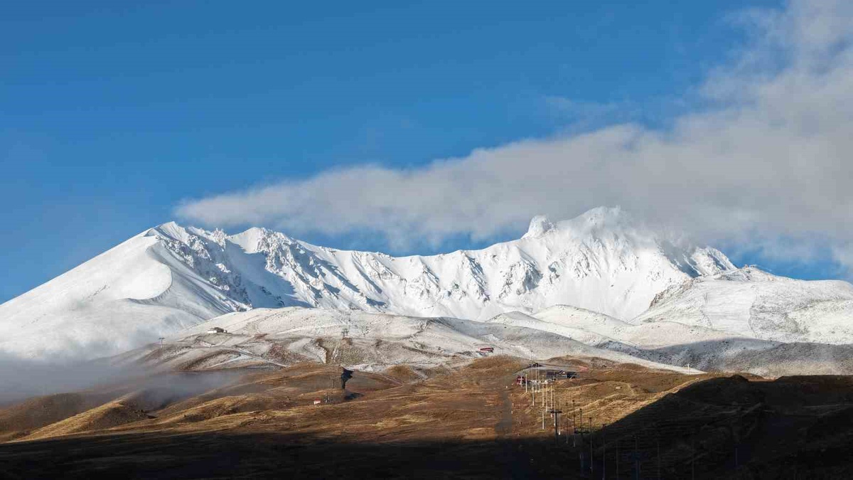 3 bin 917 rakımlı Erciyes Dağı'nın yüksek kesimlerine kar yağdı, zirve beyaza büründü
