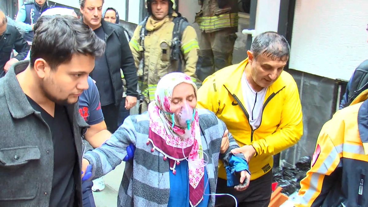 Zeytinburnu'nda 5 katlı binadaki yangında 2 kişi dumandan etkilenerek hastaneye kaldırıldı