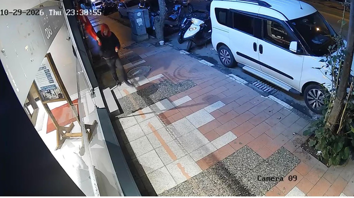 Manisa Yunusemre'de bir kişi mobilya mağazasının önündeki Türk bayrağını yere attı
