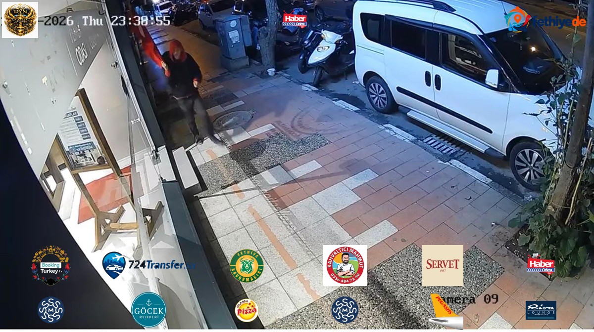 Manisa Yunusemre'de bir kişi mobilya mağazasının önündeki Türk bayrağını yere attı
