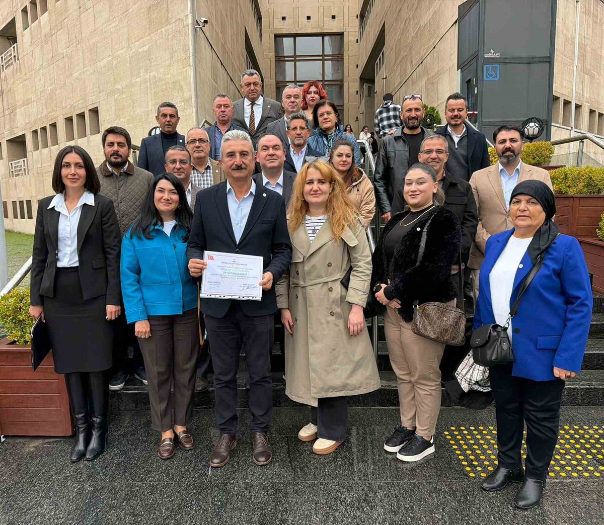 Yeni Parti Bursa İl Başkanı Yeşiltaş, mazbatasını alarak göreve başladı