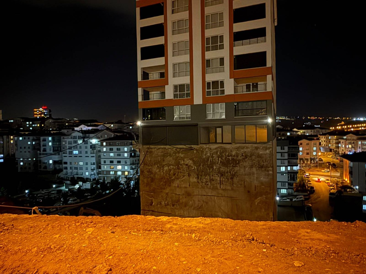 Ankara'da 17 katlı apartmanın istinat duvarı çöktü, temeli açığa çıktı! Bina tahliye edildi