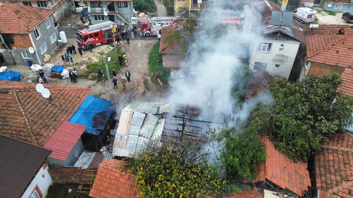 Düzce Çamköy'de betonarme ev yangında kullanılamaz hale geldi