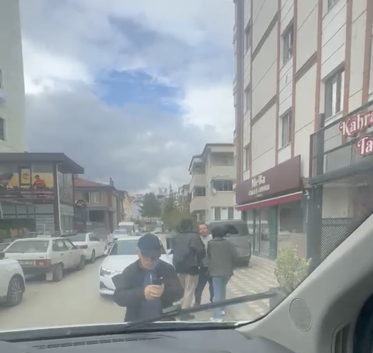 Tokat'ta otomobil sürücüsünün lise öğrencilerinin servisine saldırdığı iddia edildi