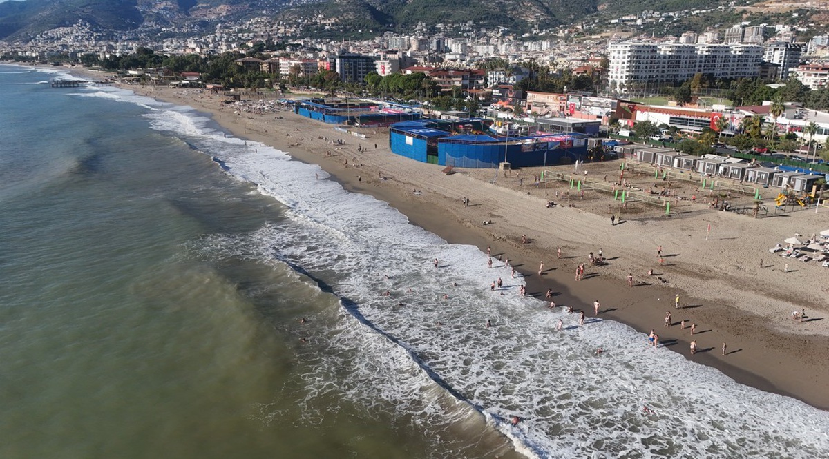 Alanya'da yağışın ardından Keykubat Plajı turist akınına uğradı, deniz suyu 24 derece