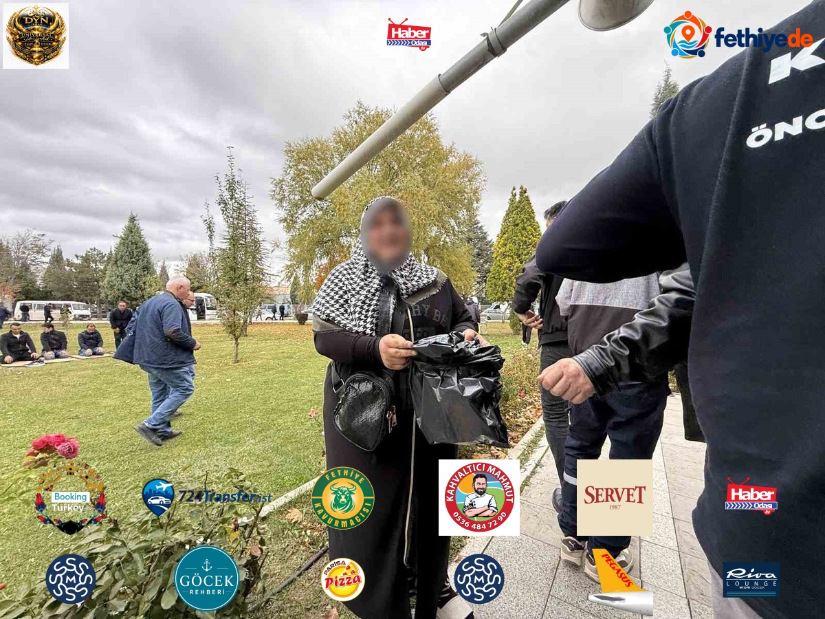 Eskişehir'de cuma namazı çıkışında siyah çöp poşetiyle dilenen kadın dikkat çekti
