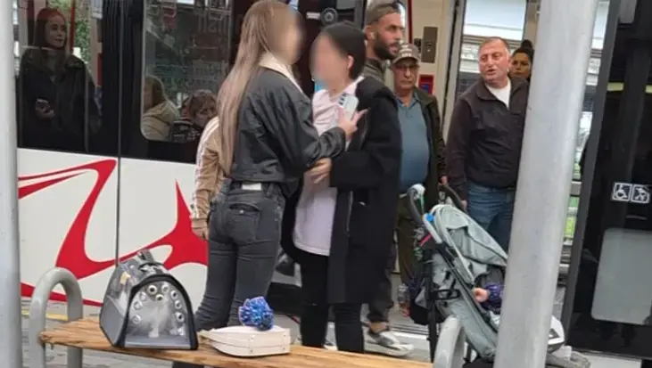 Samsun'da tramvay istasyonunda gerginlik! Özel çocuğun annesiyle genç kız arasında arbede