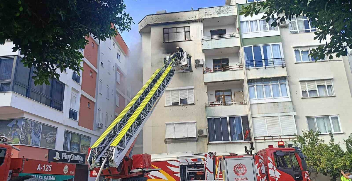 Antalya Kumluca'da apartman dairesinde çıkan yangın itfaiye ekiplerince söndürüldü