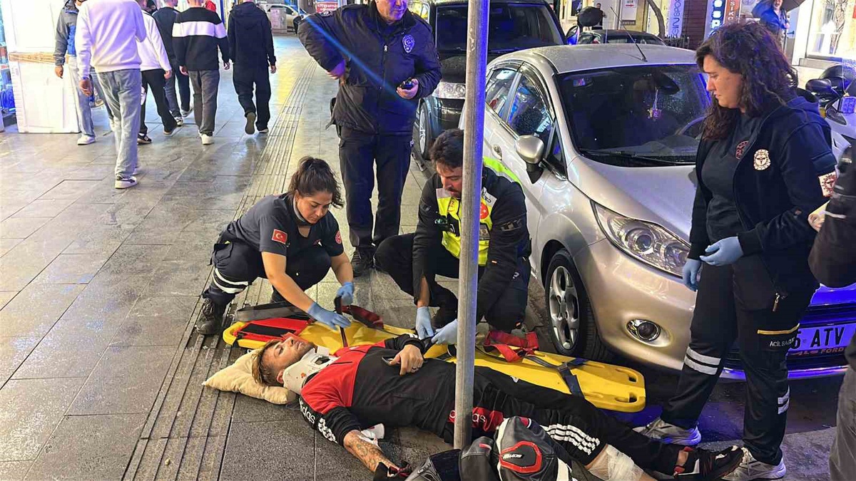Samsun İlkadım'da motosiklet sürücüsü iki otomobilin arasında kalarak yaralandı