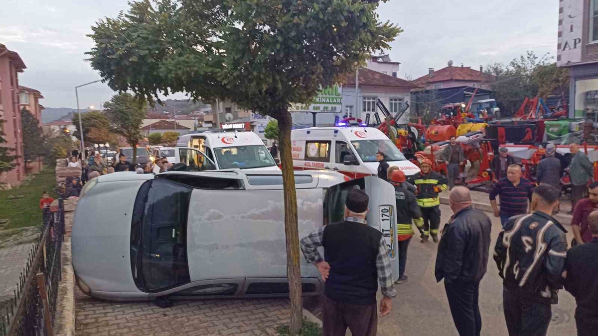 Samsun'un Havza ilçesinde iki otomobil çarpıştı, 4 kişi yaralandı