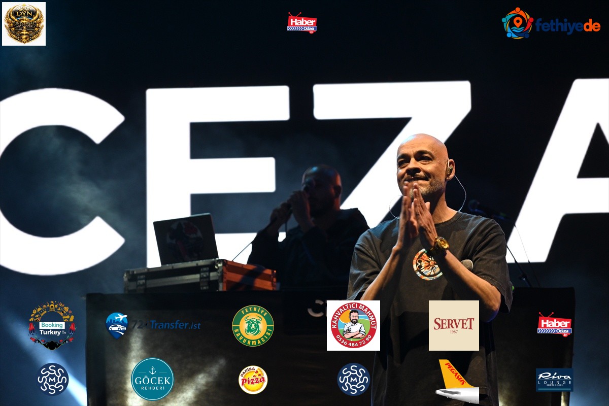 Ceza Osmaniye Kadirli'de 29 Ekim konserinde sahne aldı, Karatepe kilimi hediye edildi