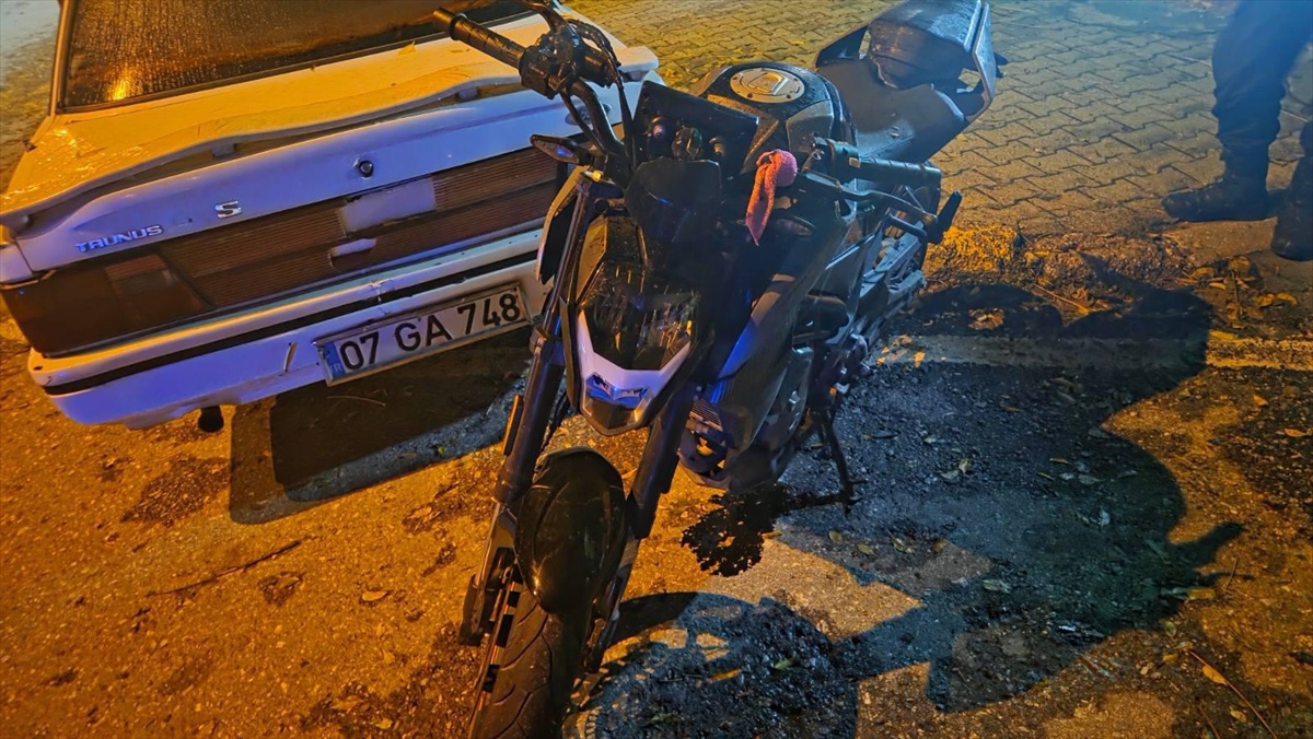 Antalya Manavgat Side'de motosiklet yayaya çarptı, 2 kişi ağır yaralandı