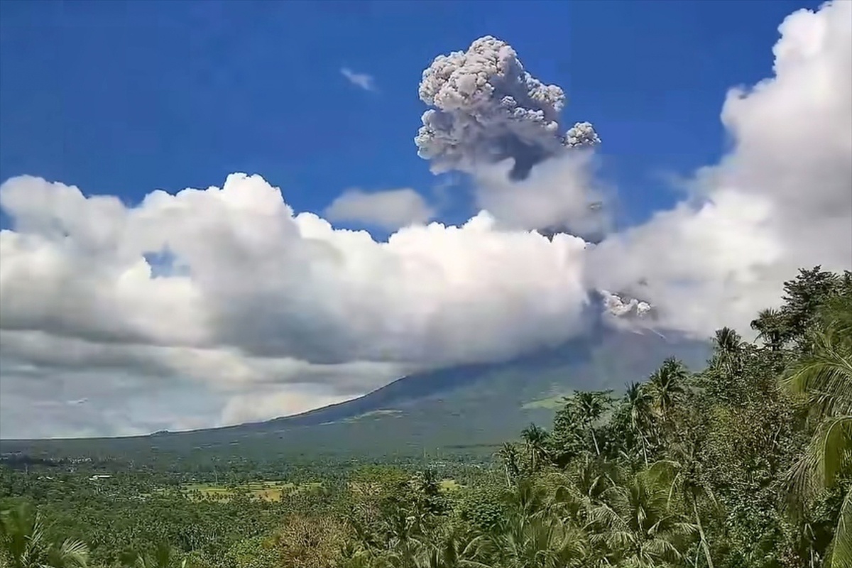 Filipinler'de Mayon Yanardağı patladı! Kül bulutu 3 bin metreye yükseldi, 3. seviye alarm verildi